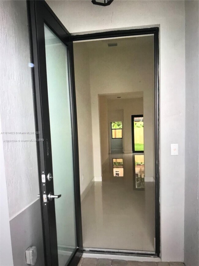 Foto del edificio - 15053 SW 28th St