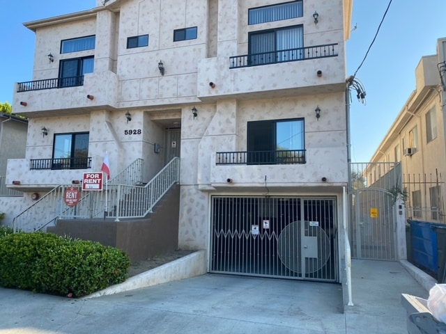 Building Photo - 5928 Woodman Ave