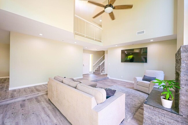 Building Photo - Renovated 3 Bed, 3 Bath Townhome Available...