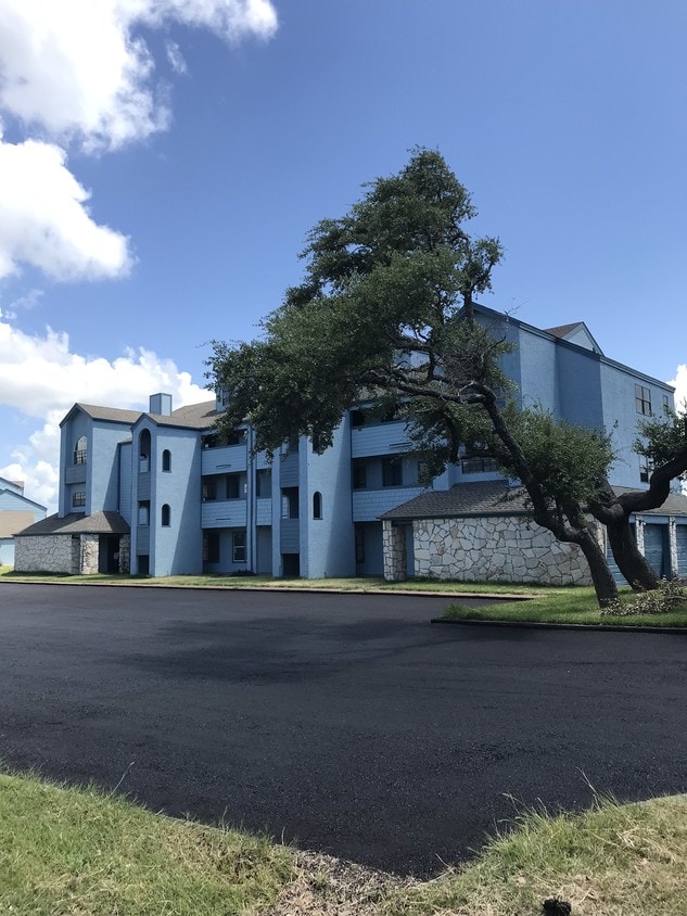 Building Photo - 146 W Lake Dr