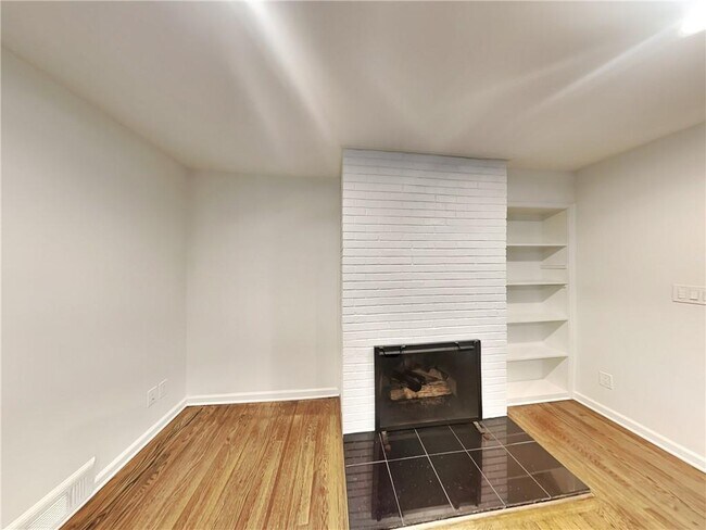 Building Photo - 404 Springdale Dr NE