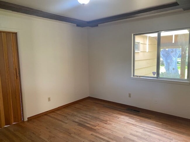 Building Photo - Nice Ranch Style House on 1 acre!!