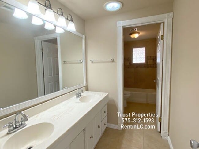 Building Photo - Great 4/2, all tile, close to Shops. Pets ...