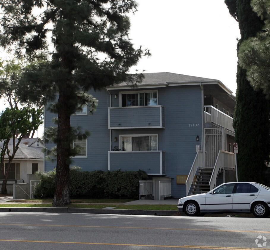 Foto del edificio - 17102 Chatsworth St
