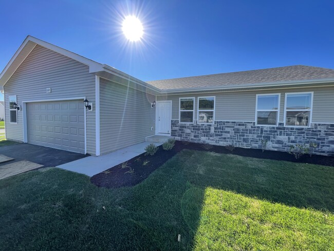 Building Photo - 2620 S Claremont Dr