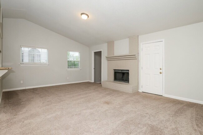Foto del edificio - 2730 Bear Springs Dr