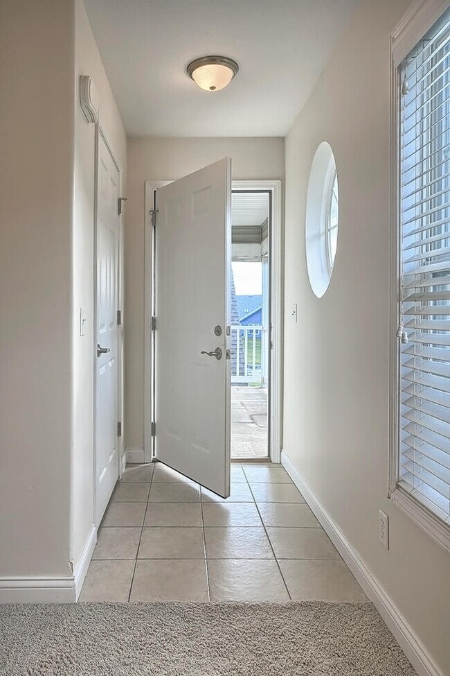 Entry - Entry closet - 705 N Prairieview Rd