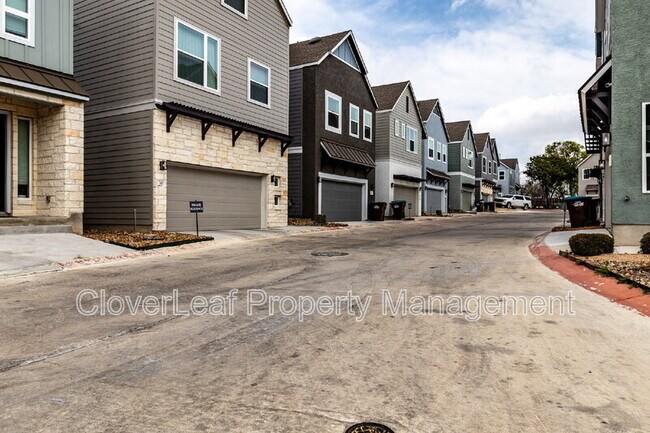 Foto del edificio - 5843 Whitby Rd