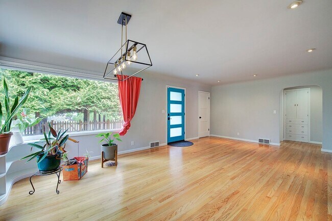 Foto del edificio - 4Bd/1.75Ba Edmonds House