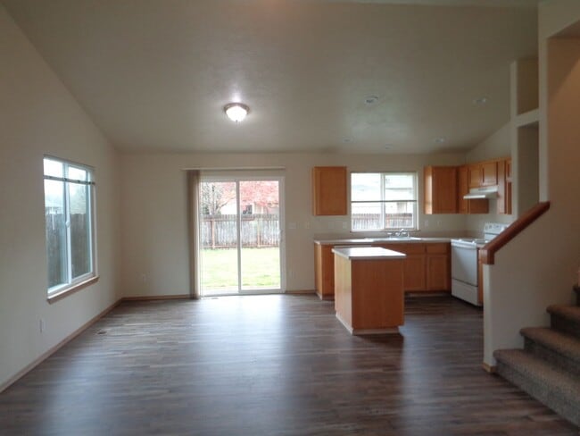 Building Photo - Desirable Pet Friendly Three Bedroom Home!
