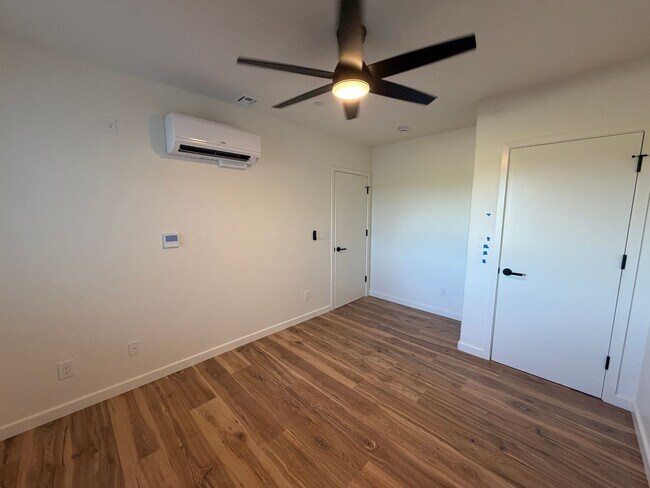 Foto del edificio - Beautiful Room for Rent in Newly Built Home