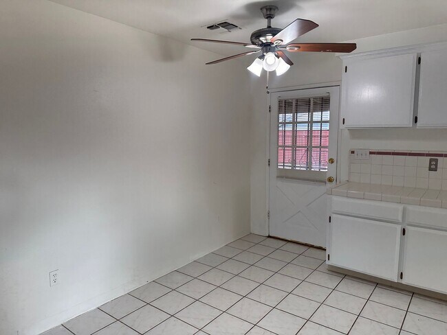 Building Photo - 3+2 In Golden Hills East +Garage!