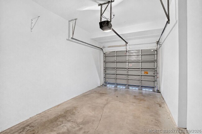 Building Photo - 2557 Riverside Dr