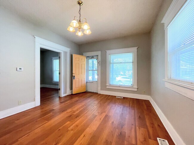 Building Photo - Two Bedroom Home in Quiet Neighborhood