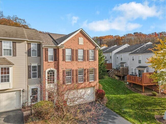Building Photo - 700 Bush Dr