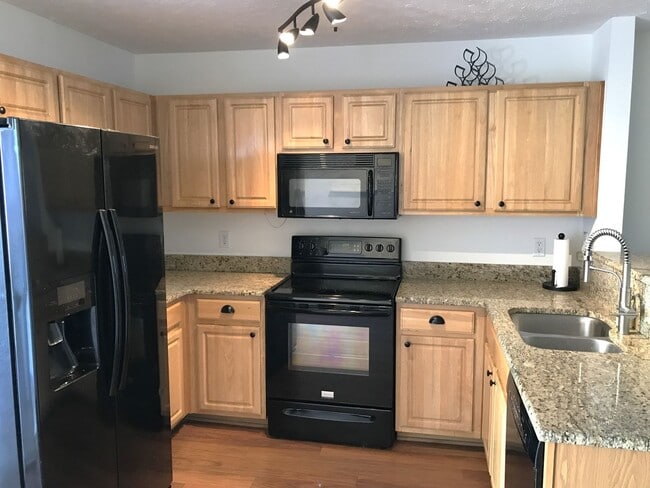 Building Photo - 2 Bedroom Townhome Near Lenox Village!