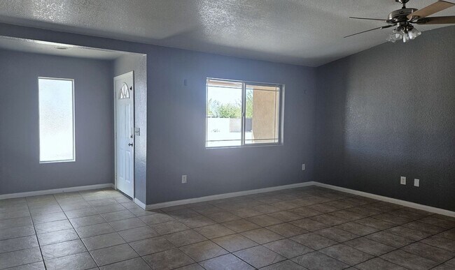 Foto del edificio - 10648 Peach Ave