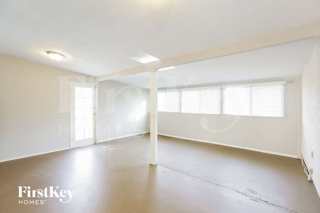Building Photo - 402 E Dunbar Dr