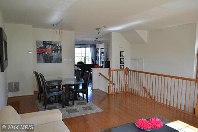 Foto del edificio - Beautiful sun-filled 3 br, 2.5 bath townho...