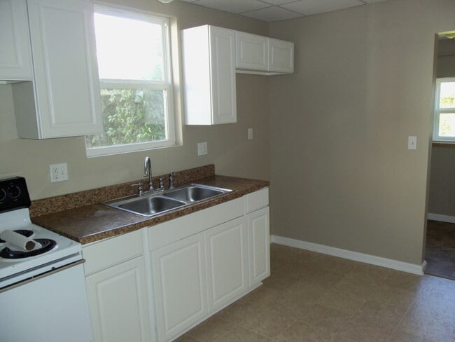 Building Photo - 1702 N Jefferson Dr