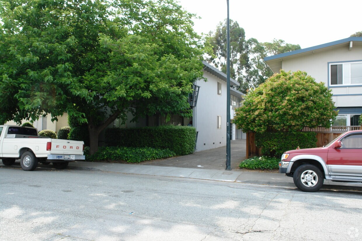 Primary Photo - 14 Poinsettia Ave