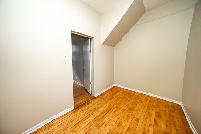 Building Photo - 1362 N Greenview Ave