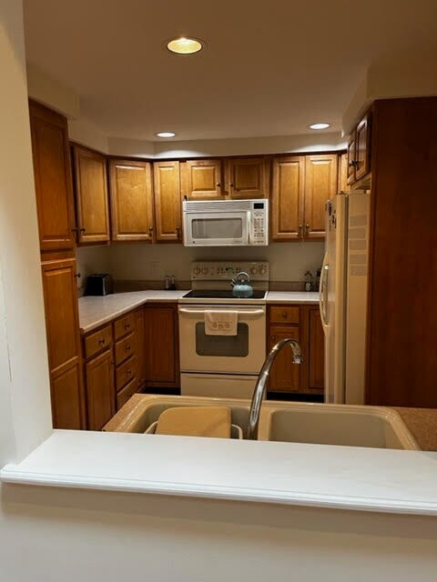 Kitchen - 74 Plymouth Grove Dr
