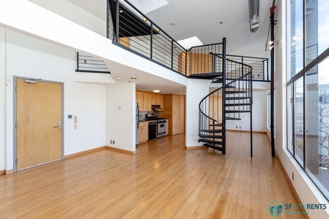Foto del edificio - Mission District: Top Floor Loft w/ Roof Deck, Parking & W/D in unit