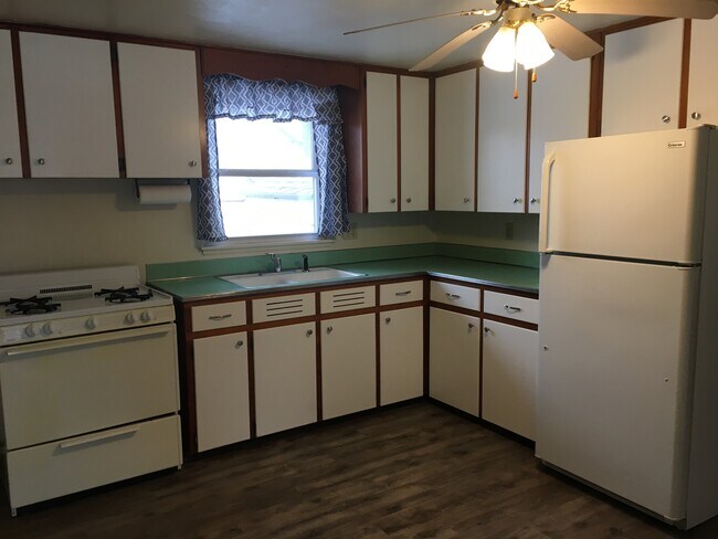 Building Photo - 207 E Elm St