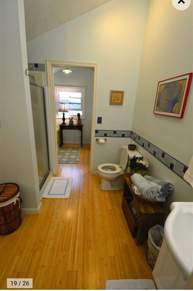 Serving floor bathroom - 1230 Bellpointe