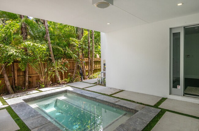 Courtyard Entry Plunge Pool - 26 SE 10th Ave