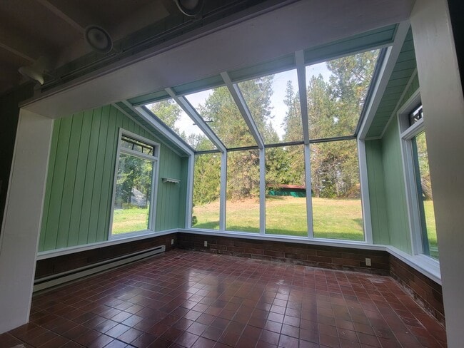 Building Photo - 3 bed, 1 bath home by Sacheen Lake