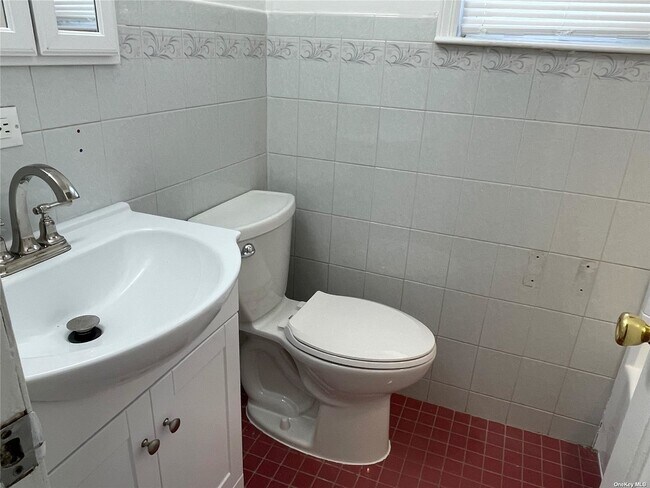 Foto del edificio - 255-29 E Williston Ave