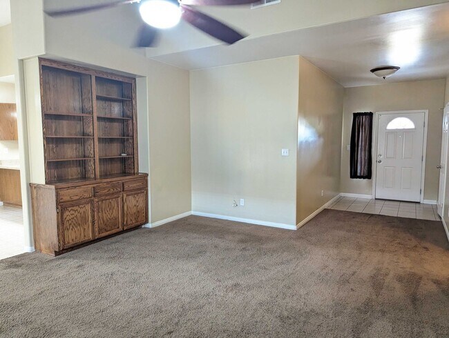 Building Photo - Comfortable Home in East Bakersfield