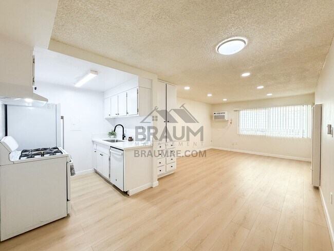 Building Photo - 5461 Kester Ave