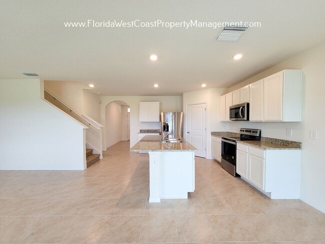 Foto del edificio - LARGE SOLERA HOME FOR RENT! 5 BEDROOMS/ 3 ...