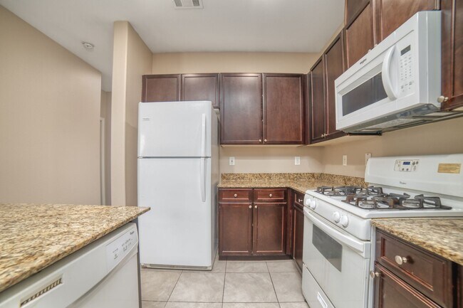 Foto del edificio - 4-BEDROOM / 3-BATH 2-STORY LOVELY HOME WITHIN GATED COMMUNITY CLOSE TO NELLIS AIR FORCE BASE!
