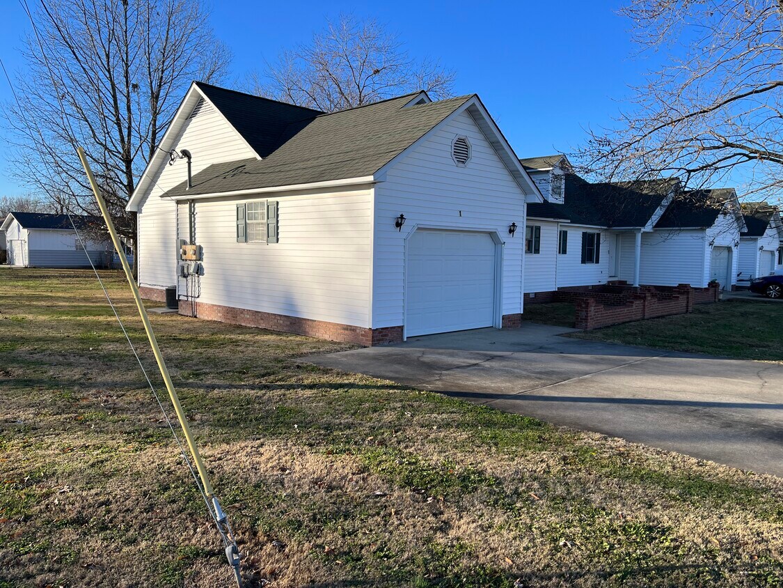 Building Photo - 1 N 1 Mile Rd