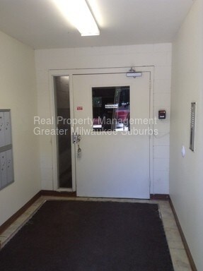 Building Photo - 2nd Floor Spacious Apartment w/ New Carpeting