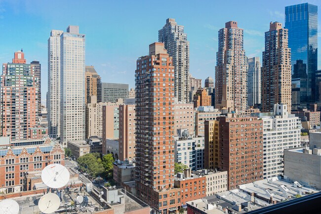 Building Photo - 500 W 56th St