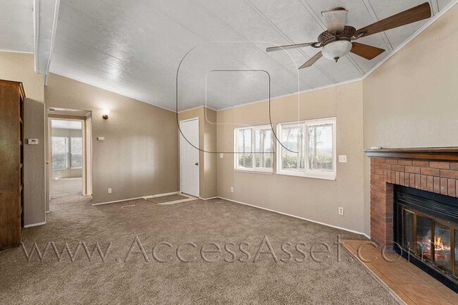 Building Photo - Beautiful Hilltop Serenity 3 Bed/2 Bath Ge...