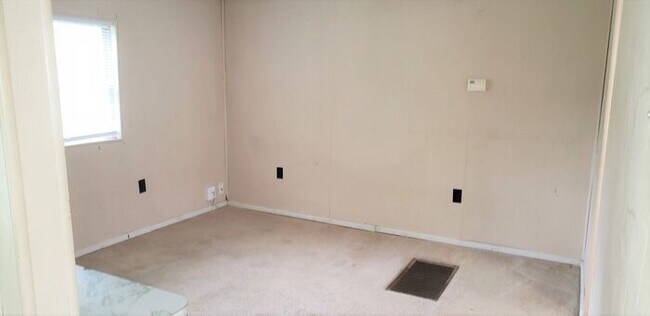 Building Photo - Perfect place for one person on Lake Conway!