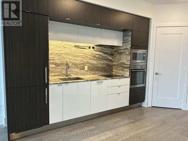 Photo du bâtiment - 1 Edgewater Dr