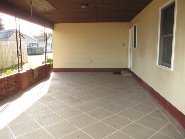 Foto del edificio - 3 Bedroom, 2 Bath home on a large lot with...
