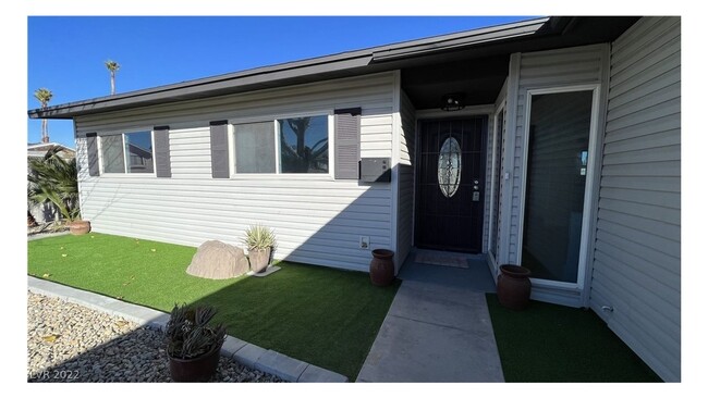Building Photo - Gorgeously Renovated Home in a Cozy Neighb...