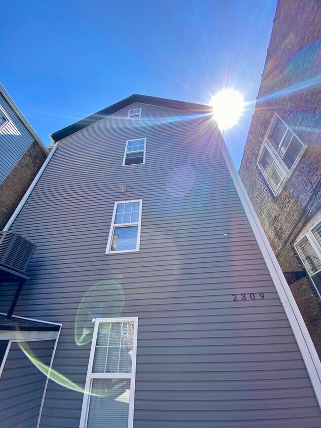 Foto principal - 2309 S Sacramento Ave