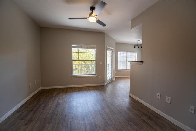Foto del edificio - 2320 Gracy Farms Ln