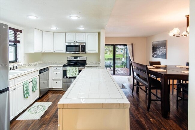 Building Photo - 8980 Palm Tree Ln