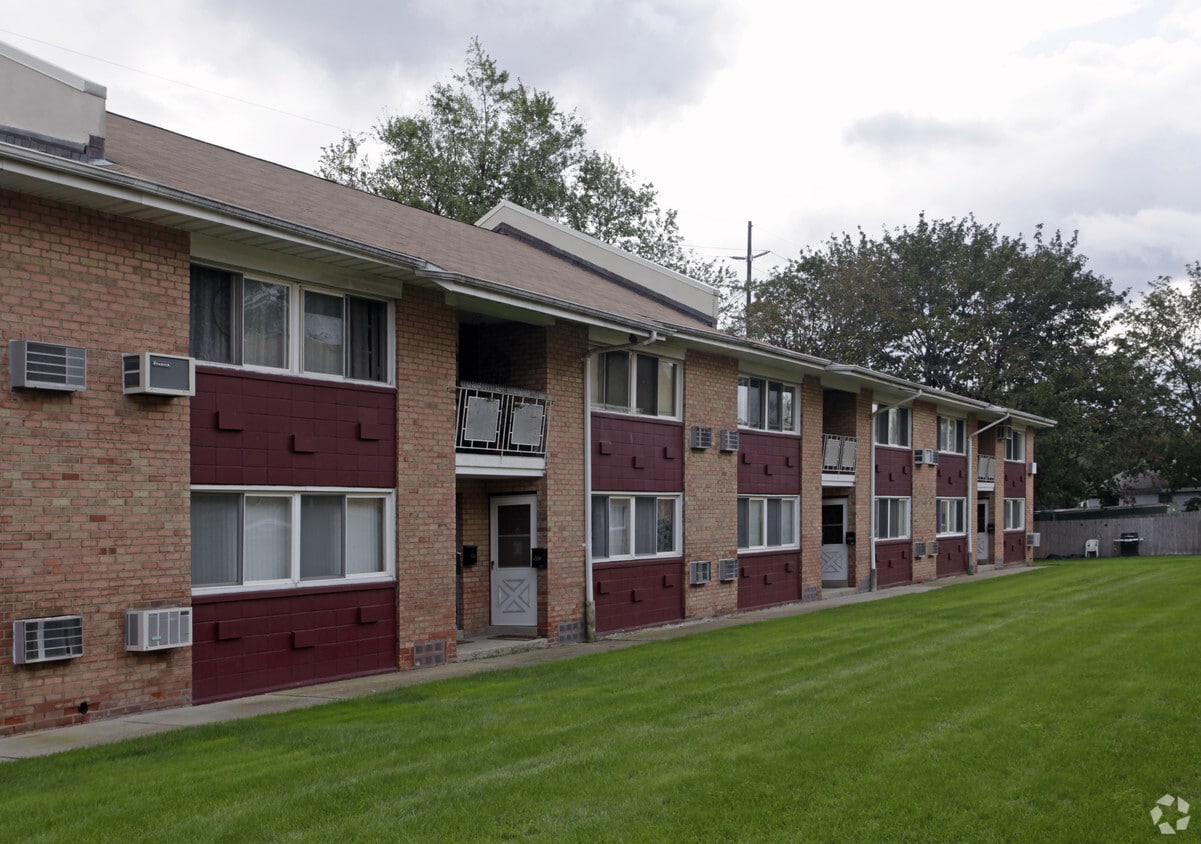 Suburbia Apartments 400 Fulton St Farmingdale, NY Apartments for