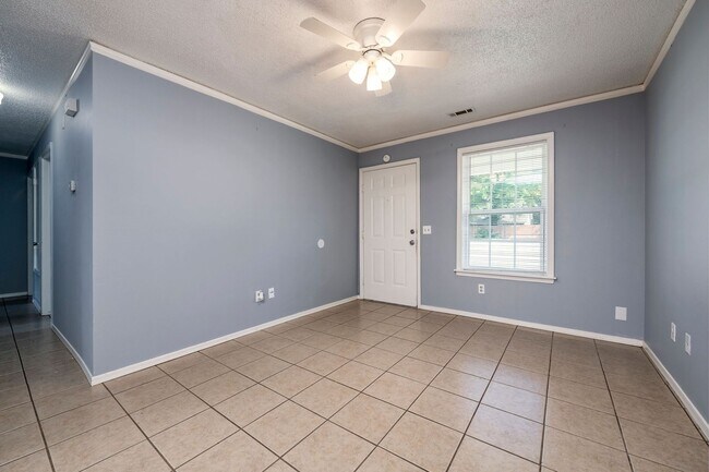 Building Photo - Quaint Rogers Home!